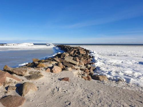 a group of rocks on a beach near the water at Charming Family Retreat - By Traum Ferienwohnungen in Hals