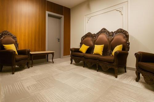 a waiting room with a couch and two chairs at Jasmine Corner Chalet in Mawāliḩ