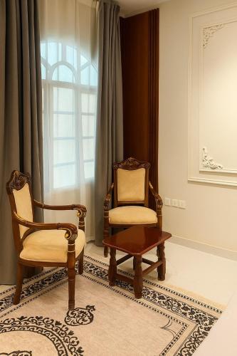two chairs sitting in a room with a window at Jasmine Corner Chalet in Mawāliḩ