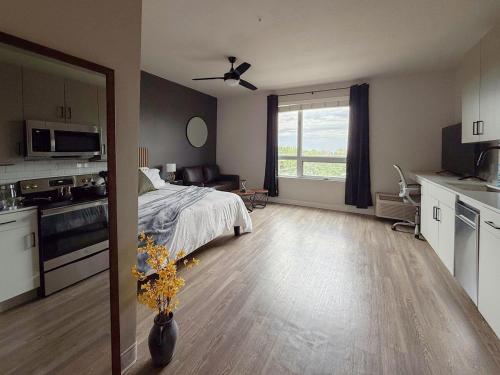 Η κουζίνα ή μικρή κουζίνα στο Mountain Lines & Slatted Calm A Cozy Modern Loft