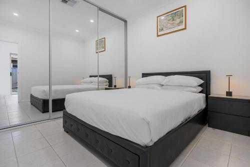 Katil atau katil-katil dalam bilik di Spacious Glenunga Home with Garage Parking