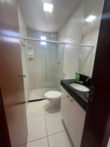 a bathroom with a shower and a toilet and a sink at Apartamento em Subaúma no Resort Tree Bies in Entre Rios