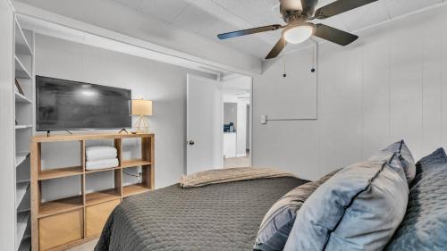 a bedroom with a bed and a ceiling fan at Fall Break Specials! 4 Beds; Great for Lake Myrtle in Auburndale