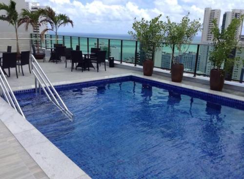 ein großes Schwimmbad auf dem Dach eines Gebäudes in der Unterkunft Flat Premium Hotel Rãmada in Recife