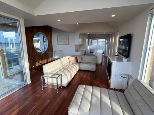 ein Wohnzimmer mit Couch und Tisch in der Unterkunft Aloha Beachfront Port Fairy in Port Fairy