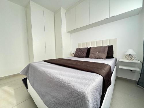 Un dormitorio blanco con una cama grande. en Complete apartment near the airport, en São José dos Pinhais