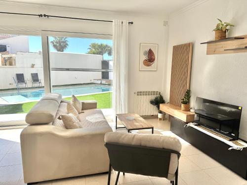 a living room with a couch and a television at Serena Villa in Benicarló