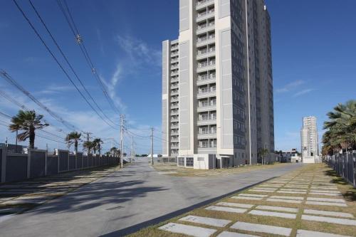 an empty street in front of a tall building at Reserva Almagre Apto 403 in Cabedelo
