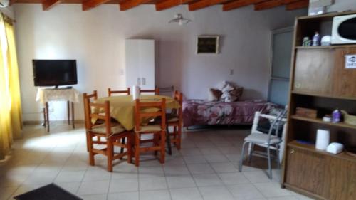 ラ・クンブレにあるPaigenのテーブルと椅子とソファのあるリビングルーム