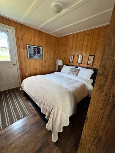 Giường trong phòng chung tại Chalets Plage St-Jean 2