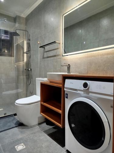 Bilik mandi di F-Square Apartments