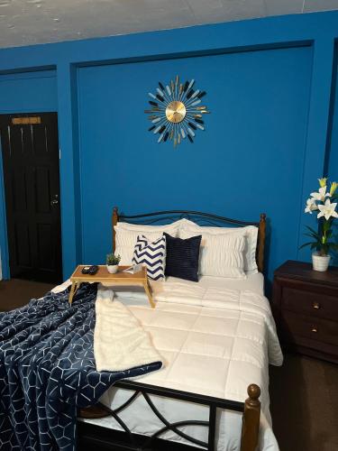 a blue bedroom with a bed with a blue wall at Cozy Comfy Budget Friendly in San Fernando