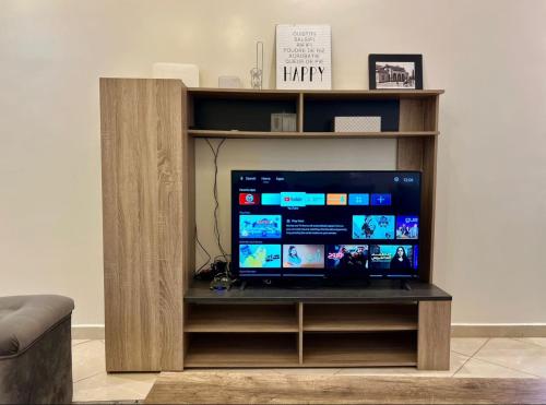 TV a/nebo společenská místnost v ubytování Lucky Nest apartment À Bassatine targa Marrakech à proximité de Hammam Zinaya