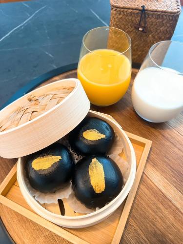 een kom eieren en een glas sinaasappelsap bij Party House Heaven in North Hollywood