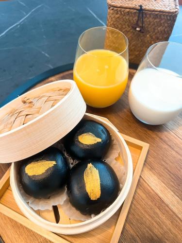 een kom eieren en een glas sinaasappelsap bij Party House Heaven in North Hollywood