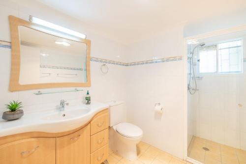 Ένα μπάνιο στο Bay Getaway, 1, 65 Ronald Ave - recently renovated unit water views