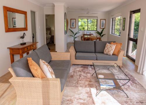 ヌーサヘッズにあるCosta Del Sol 4 Park Road 22のソファとテーブルのあるリビングルーム