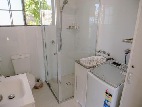 ヌーサヘッズにあるCosta Del Sol 4 Park Road 22のシャワー、トイレ、洗面台を備えたバスルーム