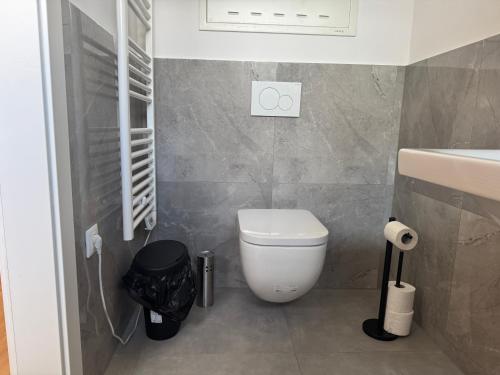 Bilik mandi di WN Modern Apartments with Terrace Patio