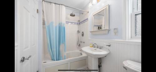 Chic Venice Beach Bungalow Steps from the Canals & Beach photo 4