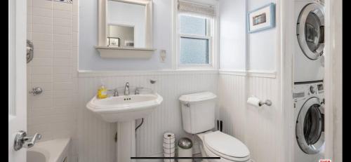 Chic Venice Beach Bungalow Steps from the Canals & Beach photo 8