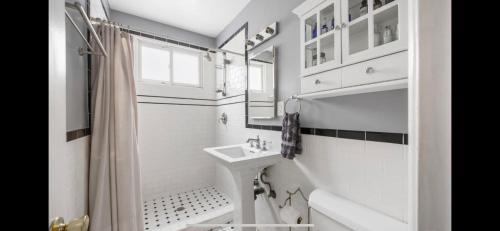Chic Venice Beach Bungalow Steps from the Canals & Beach photo 23