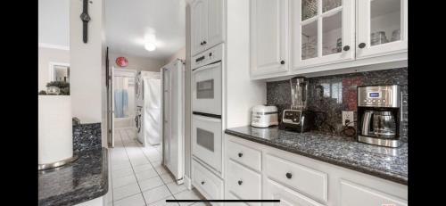 Chic Venice Beach Bungalow Steps from the Canals & Beach photo 18