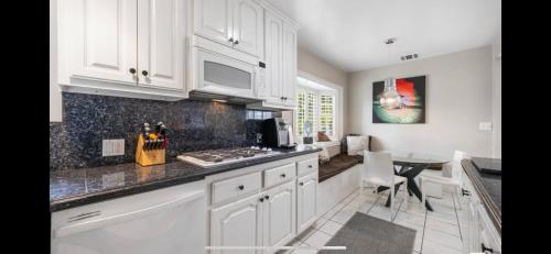 Chic Venice Beach Bungalow Steps from the Canals & Beach photo 16