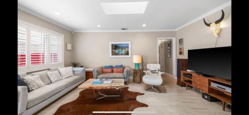 Chic Venice Beach Bungalow Steps from the Canals & Beach photo 13