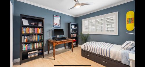 Chic Venice Beach Bungalow Steps from the Canals & Beach photo 24