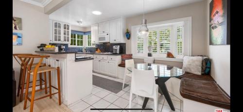 Chic Venice Beach Bungalow Steps from the Canals & Beach photo 17