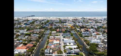 Chic Venice Beach Bungalow Steps from the Canals & Beach photo 45