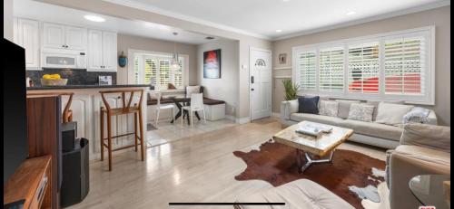 Chic Venice Beach Bungalow Steps from the Canals & Beach photo 14