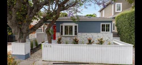 Chic Venice Beach Bungalow Steps from the Canals & Beach photo 10