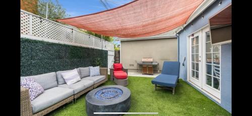 Chic Venice Beach Bungalow Steps from the Canals & Beach photo 11