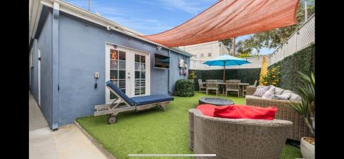 Chic Venice Beach Bungalow Steps from the Canals & Beach photo 12