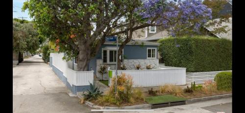 Chic Venice Beach Bungalow Steps from the Canals & Beach photo 9