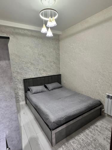 Giường trong phòng chung tại Modern 1BR Apartment near Mega Planet, Yunusabad