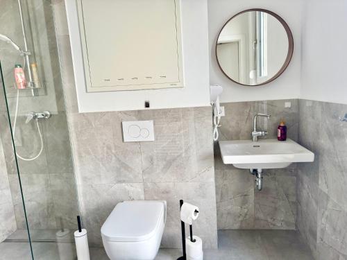 Bilik mandi di WN Modern Apartments with Terrace Patio