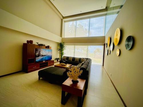 ein Wohnzimmer mit Sofa und Fernseher in der Unterkunft Gu-F1 in Higuera Blanca