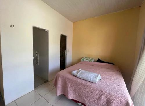 a bedroom with a bed with a pink blanket at COP30 na Araújo 385 in Ananindeua