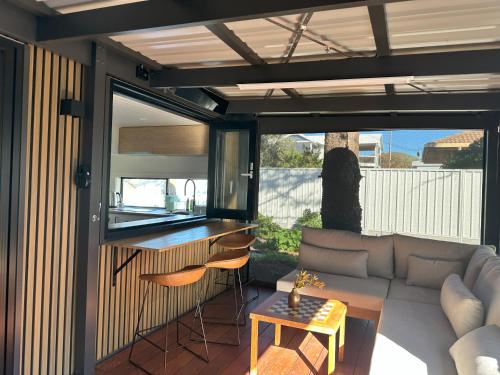Un lugar para sentarse en Suur Kodu- Beachfront House plus Tiny Home