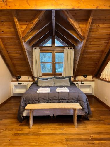 Ένα ή περισσότερα κρεβάτια σε δωμάτιο στο QUIME CHE. Casa con jardín, parrilla y cochera.