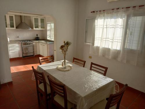 a kitchen and dining room with a table and chairs at Alquiler Temporario Casa Cervantes in Paraná