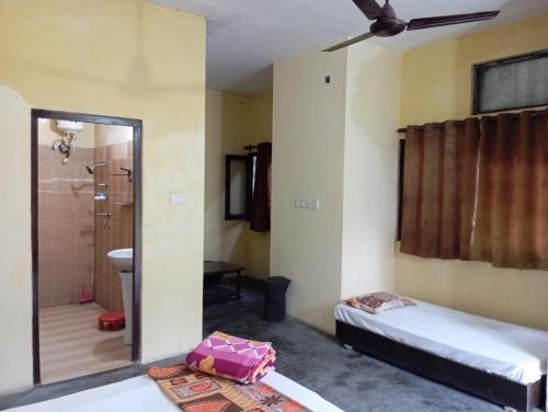 Giường trong phòng chung tại Corbett Jungle Inn, The Man Eater of Mohan River Track, Ranikhet Road,Muhan,Dhikala Range opposite Mohan Eco Safari Zone Jim Corbett National Park, Ramnagar