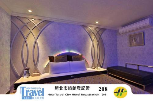 Una cama o camas en una habitación de 樹林月圓汽車旅館