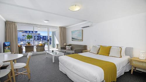 Postel nebo postele na pokoji v ubytování Seachange Studio Ettalong Beach Resort