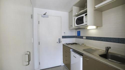 Kuchyň nebo kuchyňský kout v ubytování Seachange Studio Ettalong Beach Resort