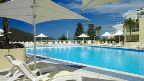 Bazén v ubytování Seachange Studio Ettalong Beach Resort nebo v jeho okolí
