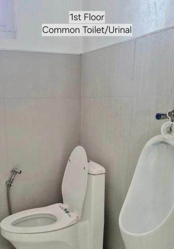 Ένα μπάνιο στο Panikseafarm Couple Room in a Homestay at San Juan La Union - Panikseafarm